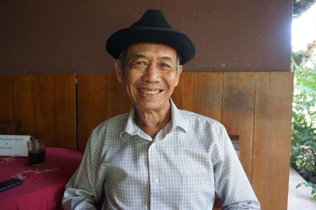 Budayawan Ahmad Tohari di rumahnya Desa Tinggarjaya, Jatilawang, Banyumas, Jawa Tengah, Kamis (25/6/2020).