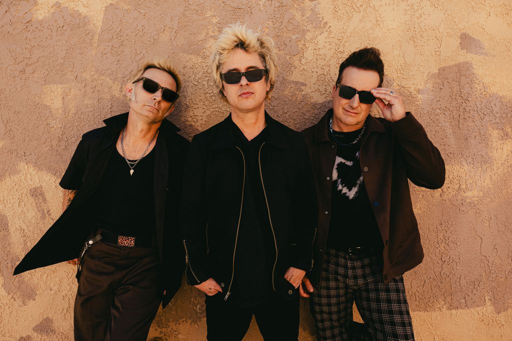 Band Green Day, dari kiri: Mike Dirnt (bas), Billie Joe Armstrong (gitar/vokal), dan Tre Cool (drum)