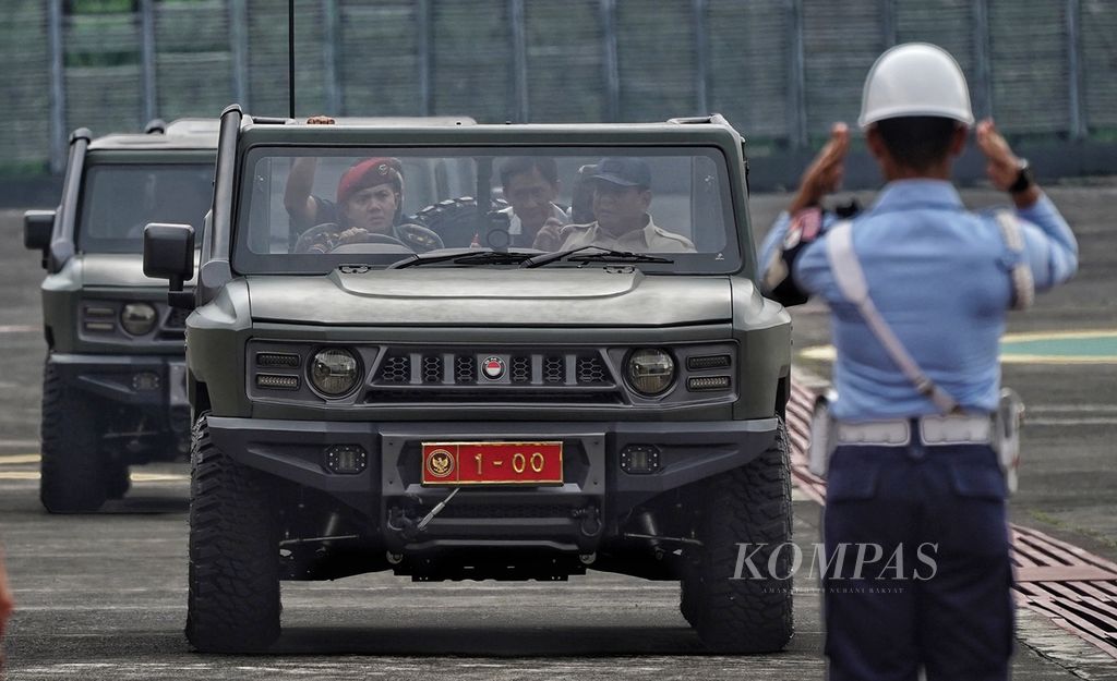 Menteri Pertahanan Prabowo Subianto mengendarai mobil tempur Maung buatan PT Pindad ketika menuju lokasi acara The 1 Defend ID’s Day di hanggar PT Dirgantara Indonesia, Bandung, Jawa Barat, Kamis (15/6/2023).  