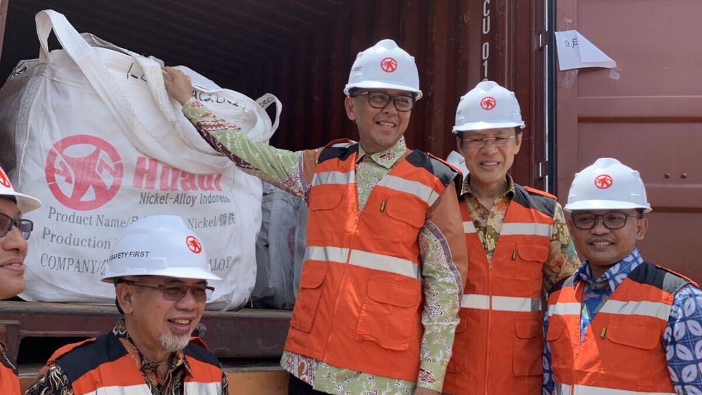  Governor of South Sulawesi Nurdin Abdullah released nickel exports to China. This is a series of inauguration of the operation of the nickel smelter in Bantaeng, South Sulawesi, Saturday (26/1/2019).