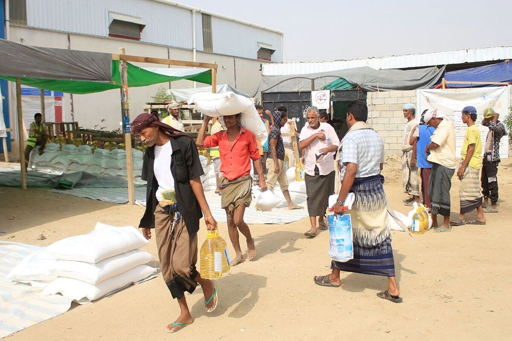 Pengungsi Yaman menerima bantuan kemanusiaan yang disediakan oleh Badan Pangan Dunia (WFP). Foto diambil di Hajjah pada 22 Juli 2023.