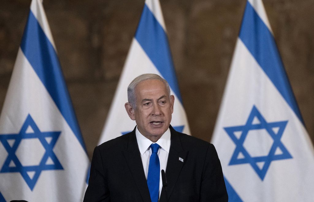 Perdana Menteri Israel Benjamin Netanyahu memberikan pernyataan pada sidang kabinet di Jerusalem, Minggu (21/5/2023). Netanyahu dijadwalkan menjalani operasi pemasangan alat pacu jantung, Minggu (23/7/2023).  