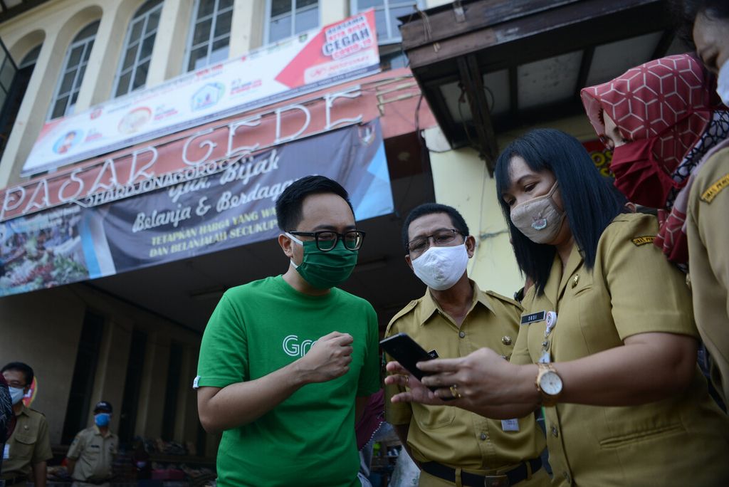 ASN mencoba membeli barang menggunakan layanan belanja daring di Pasar Gede, Solo, Jawa Tengah, Senin (4/5/2020). 