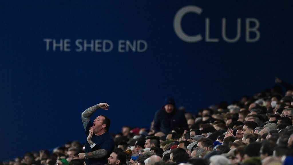 Suporter Chelsea berteriak di tengah padatnya penonton untuk memberikan dukungan kepada timnya saat laga melawan Lille pada laga pertama babak 16 besar Liga Champions Eropa di Stadion Stamford Bridge, London, pada 22 Februari 2022. 