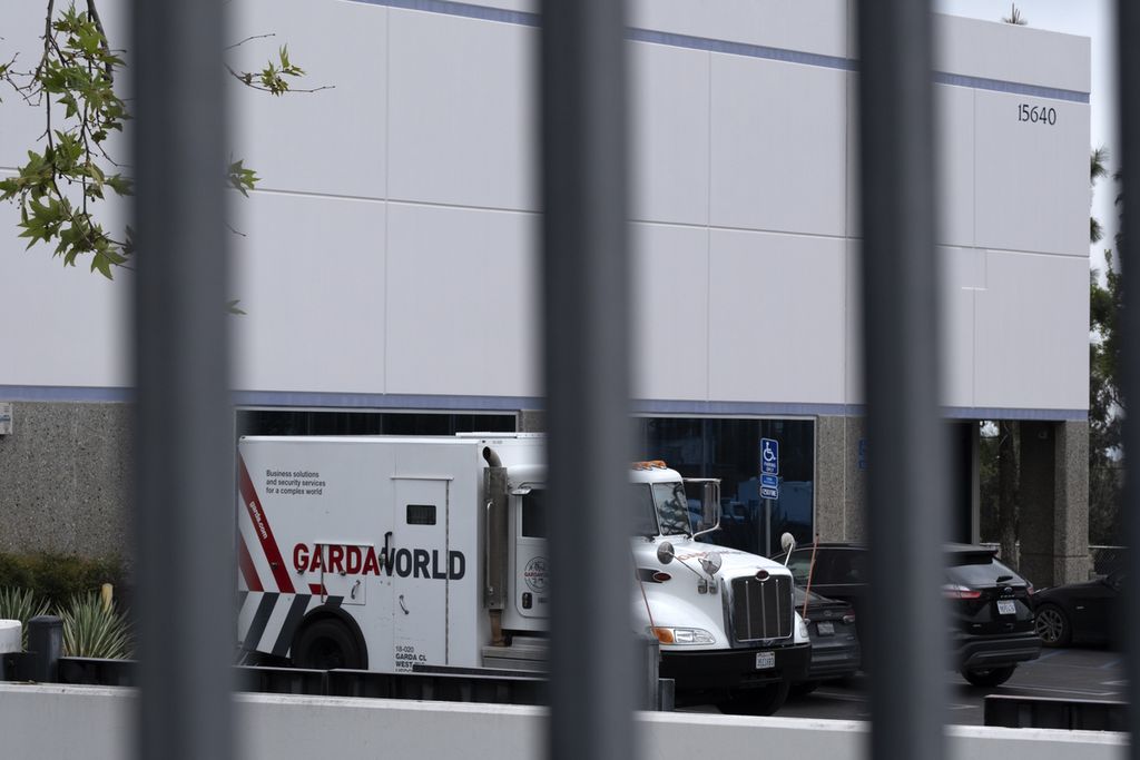 Truk lapis baja diparkir di luar fasilitas GardaWorld di Sylmar, Los Angeles, pada 4 April 2024. Pelaku mencuri 30 juta dollar AS dalam perampokan yang diyakini sebagai perampokan terbesar di AS. 