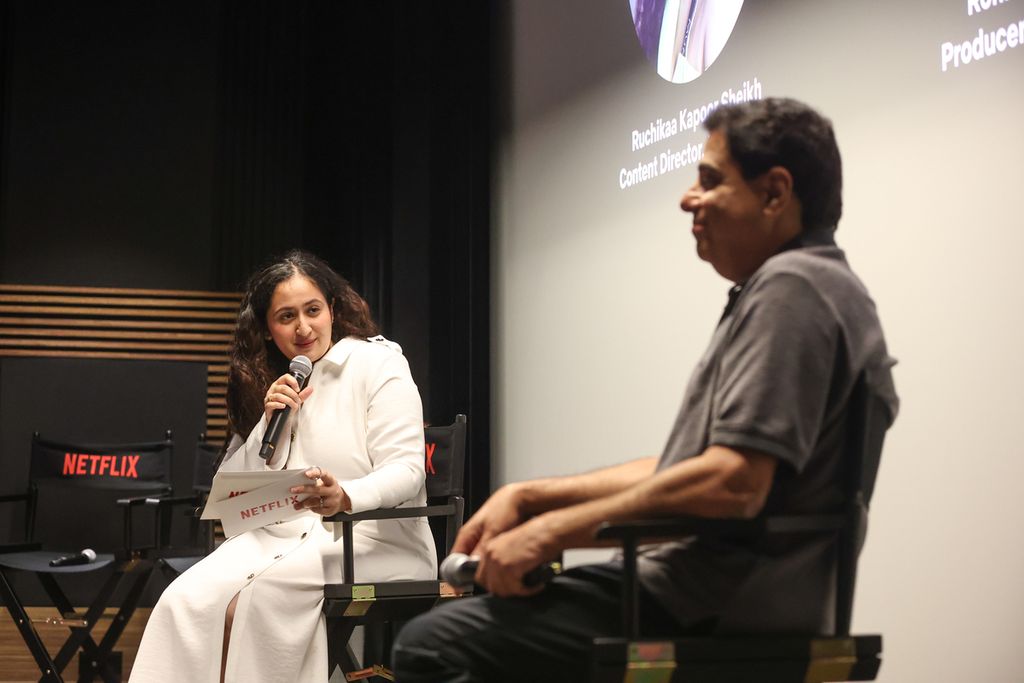 Produser Lust Stories 2 dan Mismatched, Ronnie Screwvala (kanan), menjadi pembicara dipandu Content Director Netflix India Ruchikaa Kapoor Sheikh dalam APAC Film Showcase di Seoul, Korea Selatan, Rabu (22/3/2023).