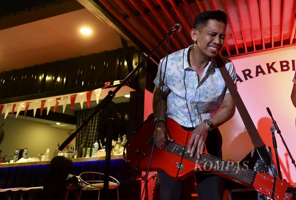Amrus Ramadhan saat tampil di M Bloc Fest, Jakarta, Selasa (27/9/2022). Amrus dikenal sebagai penyanyi, penulis lagu dan pemain steel gitar. Salah satu karya Amrus lagu berjudul "Hoegeng" yang didedikasikan untuk Jenderal Hoegeng Iman Santoso yang pernah menjabat sebagai Kepala Kepolisian Negara Republik Indonesia.