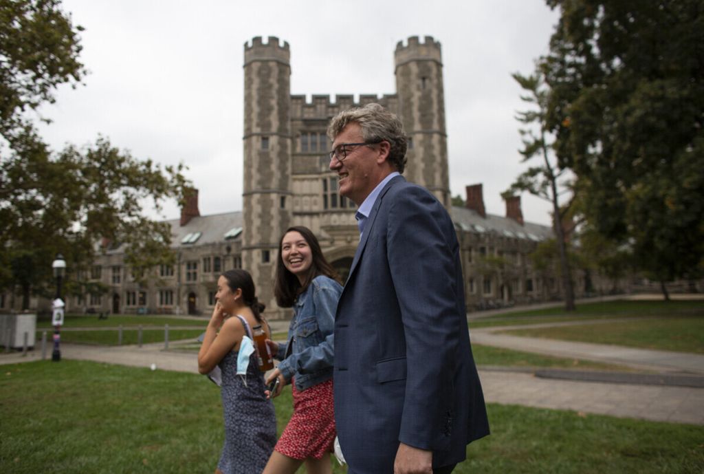 Profesor Universitas Princeton, David WC MacMilan, berjalan di kampus untuk konferensi pers setelah meraih Hadiah Nobel Kimia 2021 di Princeton, New Jersey, Amerika Serikat, 6 Oktober 2021. 