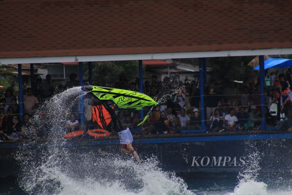 Para pebalap melakukan aksi gaya bebas (<i>free style</i>) menghibur penonton Aquabike Jetski World Championship 2023 di perairan Balige, Kabupaten Toba, Sumatera Utara, Minggu (26/11/2023).
