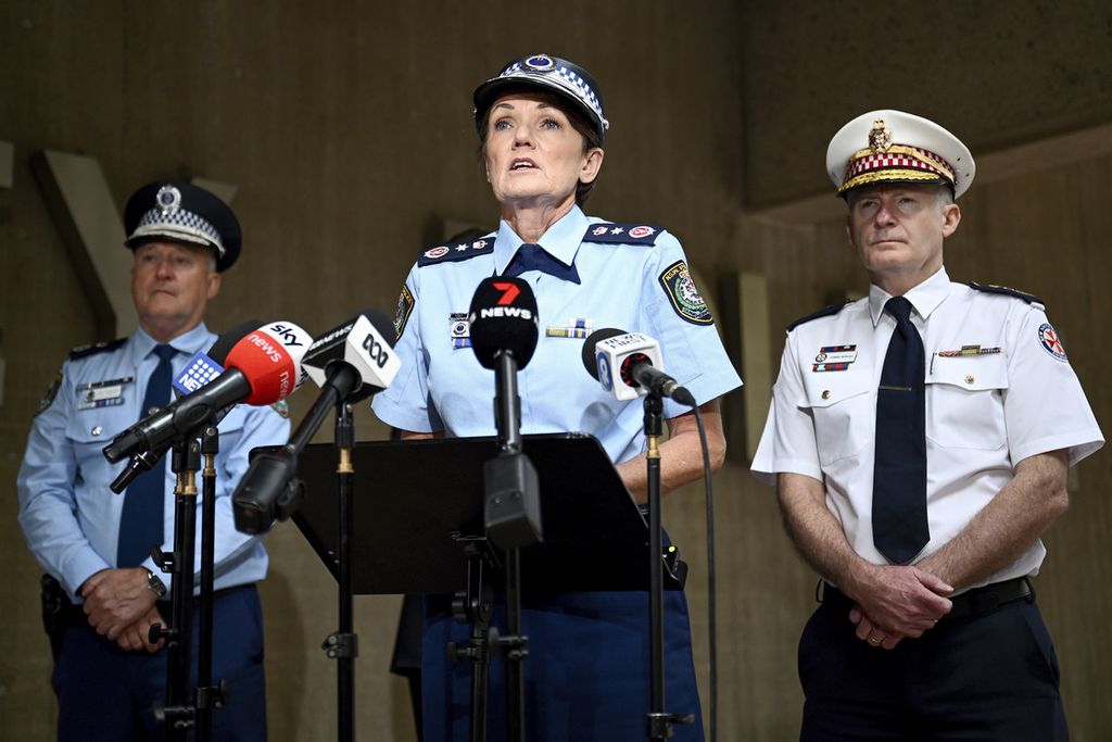 Komisaris Polisi Negara Bagian New South Wales Karen Webb, tengah, dalam sebuah konferensi pers di Sydney, Selasa (16/4/2024).