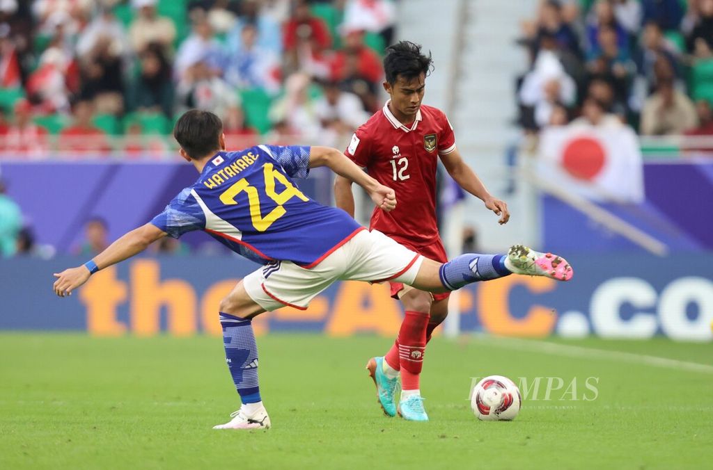 Pemain Jepang, Tsuyoshi Watanabe (kiri), mencoba menghalangi pemain Indonesia, Pratama Arhan, pada pertandingan penyisihan terakhir grup D Piala Asia 2023 di stadion Al Thumama, Doha, Qatar, Rabu (24/1/2024). Indonesia takluk dari Jepang dengan skor 1-3. 