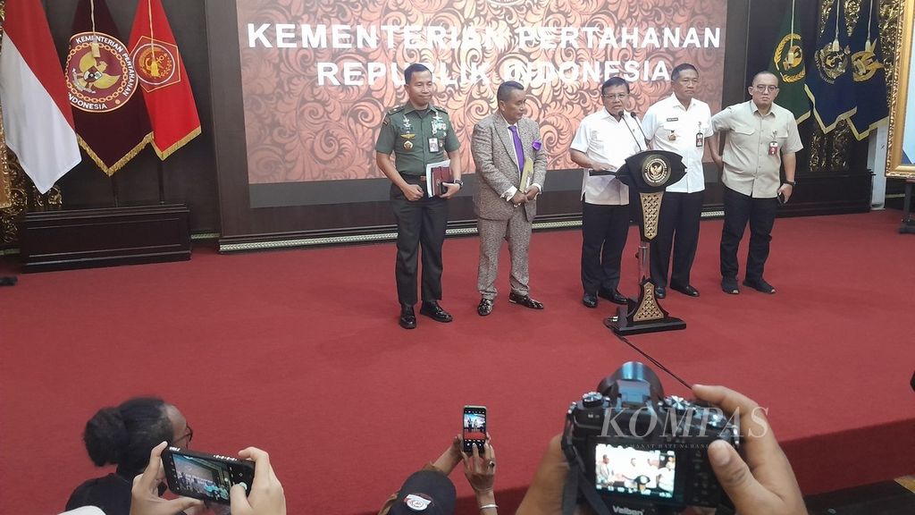Deputy Minister of Defense Muhammad Herindra (center) provided clarification regarding the circulation of hoax and defamation information that has been circulating in recent days during a press conference at the Ministry of Defense on Monday (12/2/2024).