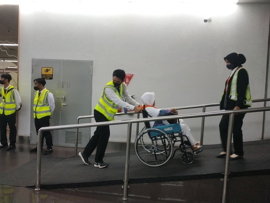 Calon jemaah haji menunggu jadwal pemberangkatan di Terminal 2 Bandara International Soekarno-Hatta, Tangerang, Banten, Selasa (23/5/2023). 