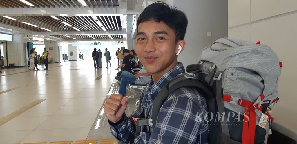 Warga Yogyakarta, Naufal (22), akan menaiki kereta cepat Whoosh dari Stasiun Halim, Jakarta Timur, Sabtu (30/3/2024). Ia naik kereta cepat untuk perjalanan liburan ke Bandung, Jawa Barat.
