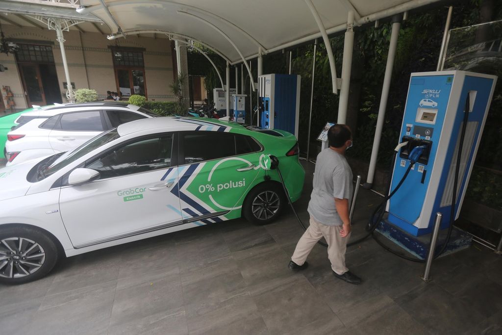  Grab Car sedang diisi daya mobil listriknya di stasiun pengisian kendaraan listrik umum (SPKLU) di halaman Kantor PLN Distribusi Jakarta Raya, Jakarta, Senin (22/11/2021). Saat ini PLN telah memiliki 47 unit SPKLU yang beroperasi dan hingga akhir tahun akan ada 67 SPKLU yang beroperasi. Infrastruktur itu diperlukan untuk mendukung percepatan pengembangan kendaraan bermotor listrik berbasis baterai.