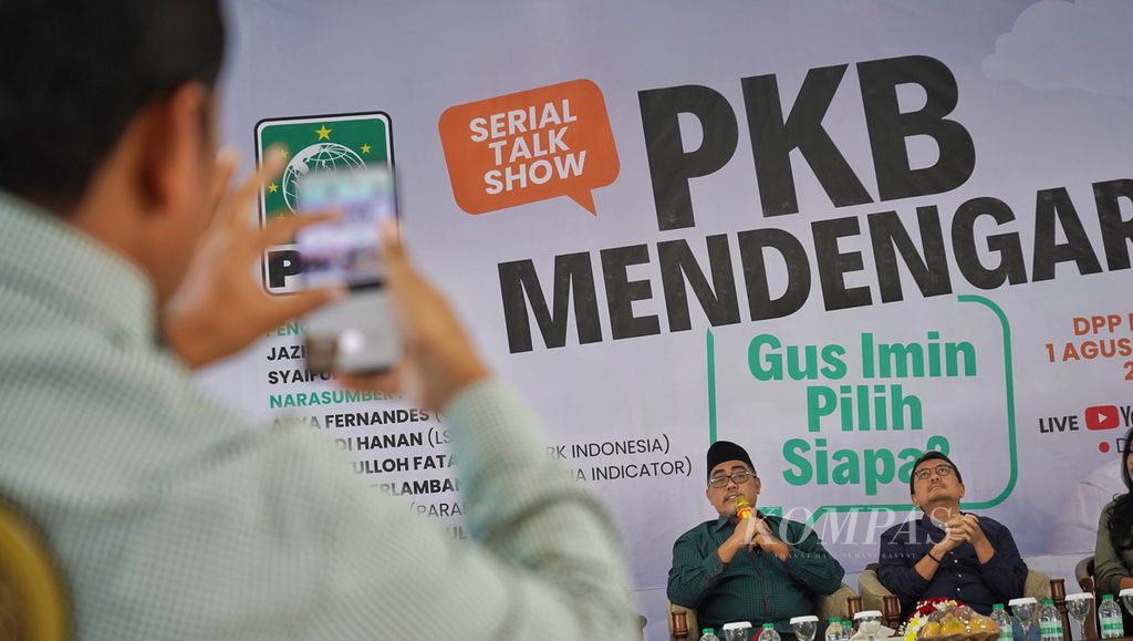 Wakil Ketua Umum Partai Kebangkitan Bangsa (PKB) Jazilul Fawaid (kiri) dan Wakil Sekretaris Jenderal PKB Syaiful Huda saat memberikan materi pembuka diskusi "Partai Kebangkitan Bangsa (PKB) Mendengar: Gus Imin Pilih Siapa? " di Kantor DPP PKB, Jakarta, Selasa (1/8/2023). 