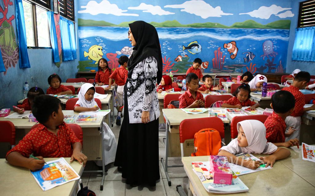 Wirda, guru honorer sejak tahun 2017 mengajar siswa kelas 1 di SD Negeri Larangan Selatan 02, Larangan, Kota Tangerang, Banten, Kamis (13/2/2020). 