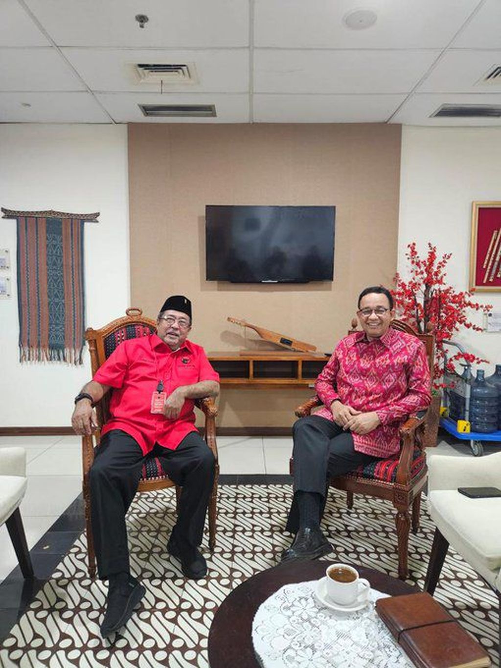 Anies Baswedan bersama Rano Karno sebelum pengumuman bakal calon kepala-wakil kepala daerah yang diusung PDI-P untuk pilkada di 40 daerah, Senin (26/8/2024).