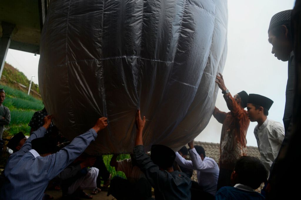Warga menyiapkan balon udara yang mereka buat untuk diterbangkan di Dusun Butuh, Kecamatan Kaliangkrik, Kabupaten Magelang, Jawa Tengah, Kamis (13/5/2021). 