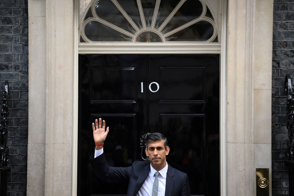 Perdana Menteri Inggris terpilih Rishi Sunak memberi salam di depan kediaman resmi Jalan Downing Nomor 10 di London, 25 Oktober 2022.