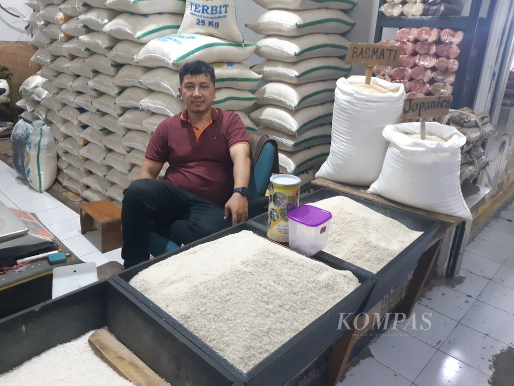 Salah satu pedagang beras di Pasar Kosambi, Kota Bandung, Jawa Barat, Selasa (7/11/2023). Harga beras di Pasar Kosambi saat ini berkisar Rp 13.000 hingga Rp 15.000 per kilogram.
