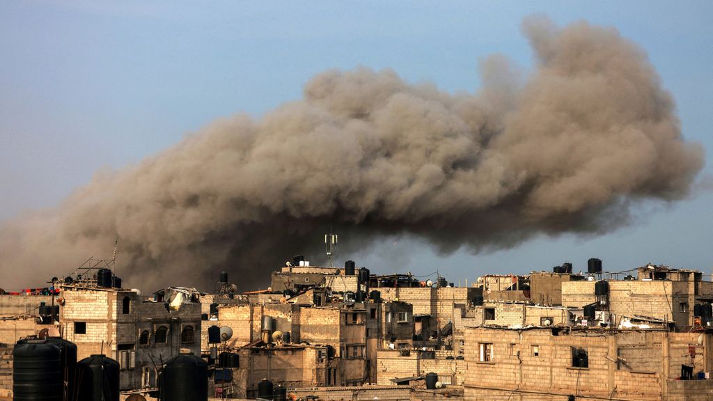 Asap mengepul setelah Israel menjatuhkan bom di Rafah, Jalur Gaza selatan, pada 27 Maret 2024. 