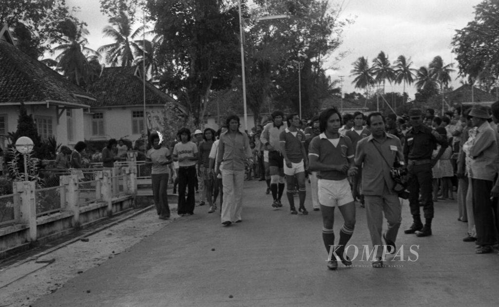 Gelandang dan kapten Timnas Indonesia, Iswadi Idris, memimpin tim Kualifikasi Olimpiade 1976 ketika mereka disambut dan dielu-elukan masyarakat Bangka saat melakukan uji coba melawan PS Bangka dan PN Timah, Rabu dan Kamis (28-29/1/1976).
