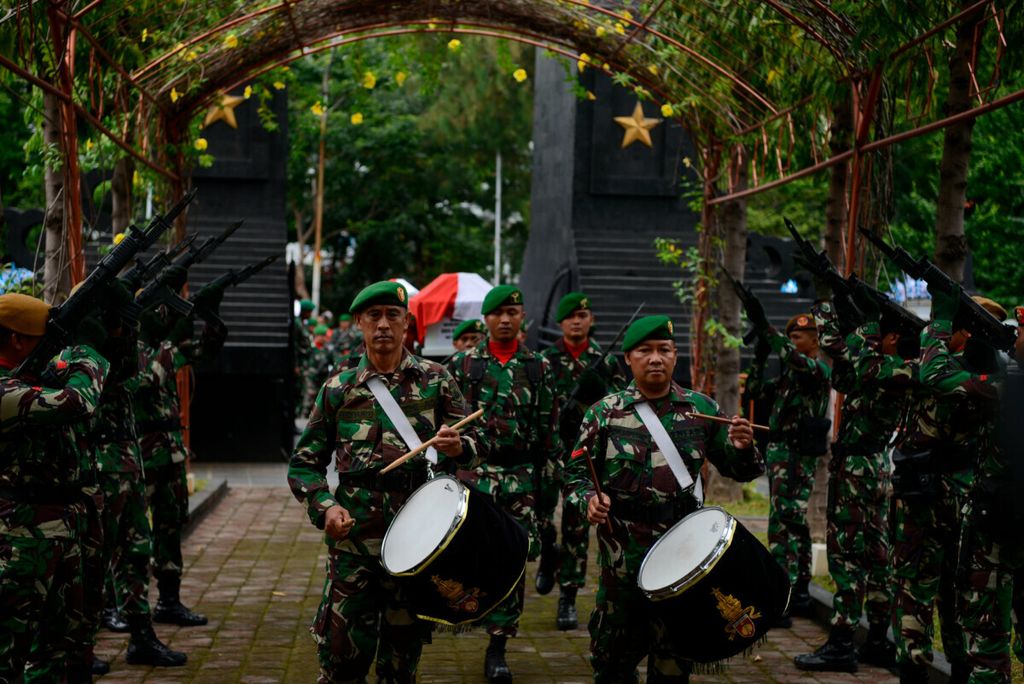 Korps musik dan tembakan salvo mengiringi empat jenazah prajurit Penerbang Angkatan Darat di Taman Makam Pahlawan Giri Tunggal di Kota Semarang, Jawa Tengah, 18 Februari 2020. 