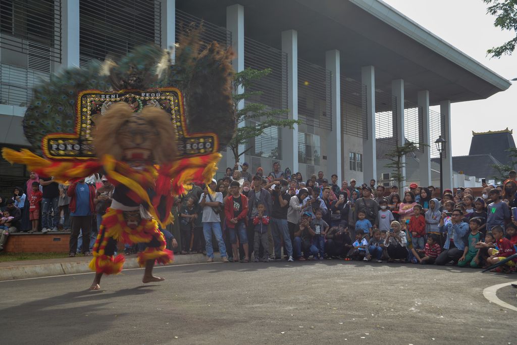 Penampilan reog Ponorogo menghibur pengunjung di Taman Mini Indonesia Indah, Jakarta Timur, Minggu (1/1/2023). 