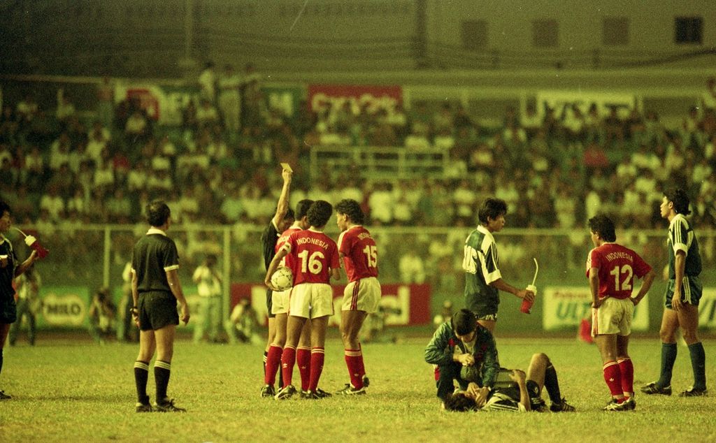 Pemain Indonesia, Toyo Haryono (nomor 15), mendapat hukuman kartu kuning dari wasit pada laga final SEA Games 1991 melawan Thailand di Stadion Memorial Rizal, Manila, Filipina, Rabu 4 Desember 1991. 