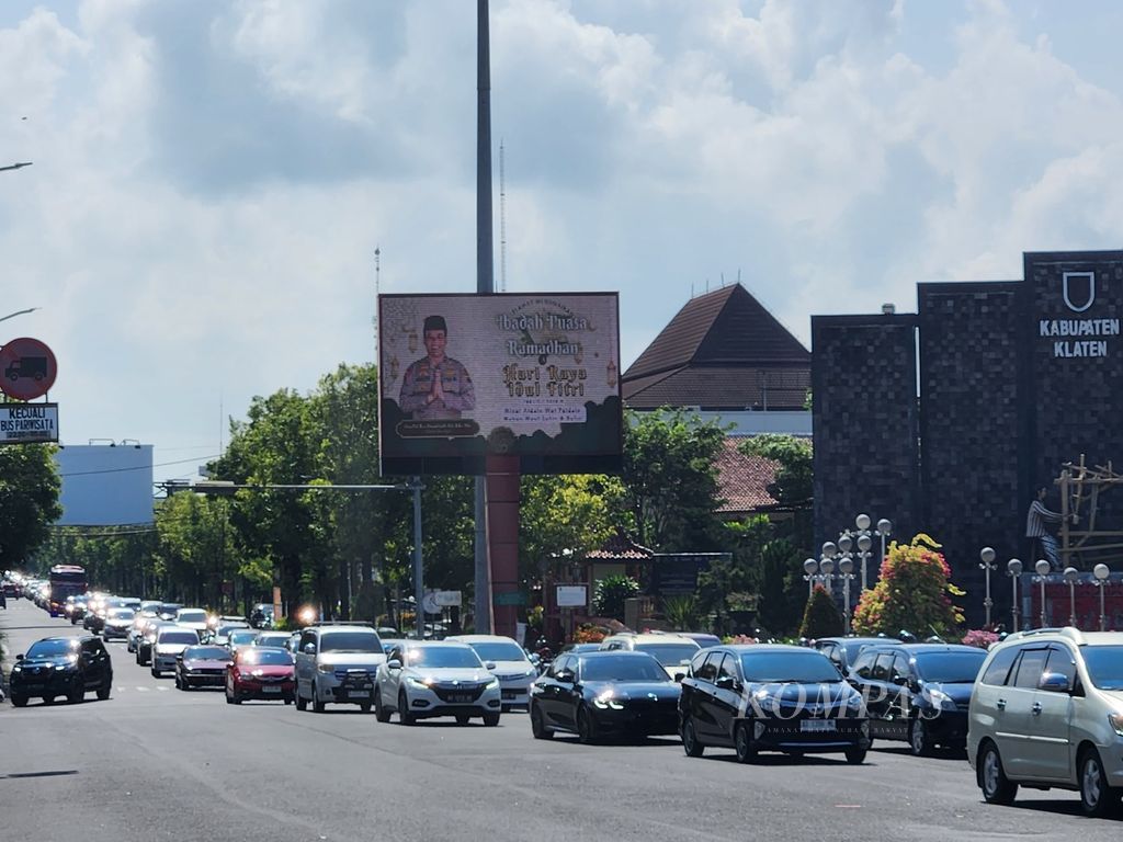 Kendaraan yang melintas dari arah Surakarta menuju Yogyakarta, di Kabupaten Klaten, Jawa Tengah, Minggu (14/4/2024). Arus lalu lintas baik keluar maupun masuk menuju daerah itu masih tinggi.