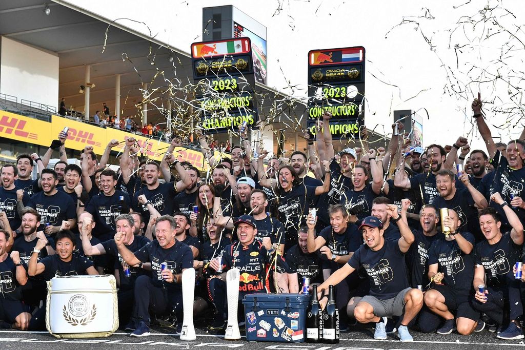Pebalap Red Bull, Max Verstappen (tengah), bersama tim Red Bull merayakan gelar juara konstruktor Formula 1 seusai memenangi balap seri Jepang di Sirkuit Suzuka, Minggu (24/9/2023). 
