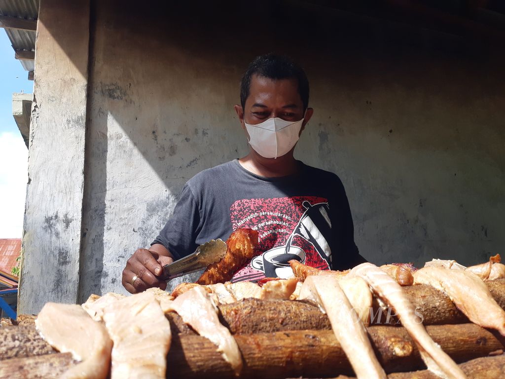 Proses pengolahan sei ikan tuna di Kelurahan Bello, Kota Kupang, Nusa Tenggara Timur pada Desember 2022. Pengolahan ikan tuna membuat kuliner sei lebih bervariasi. 
