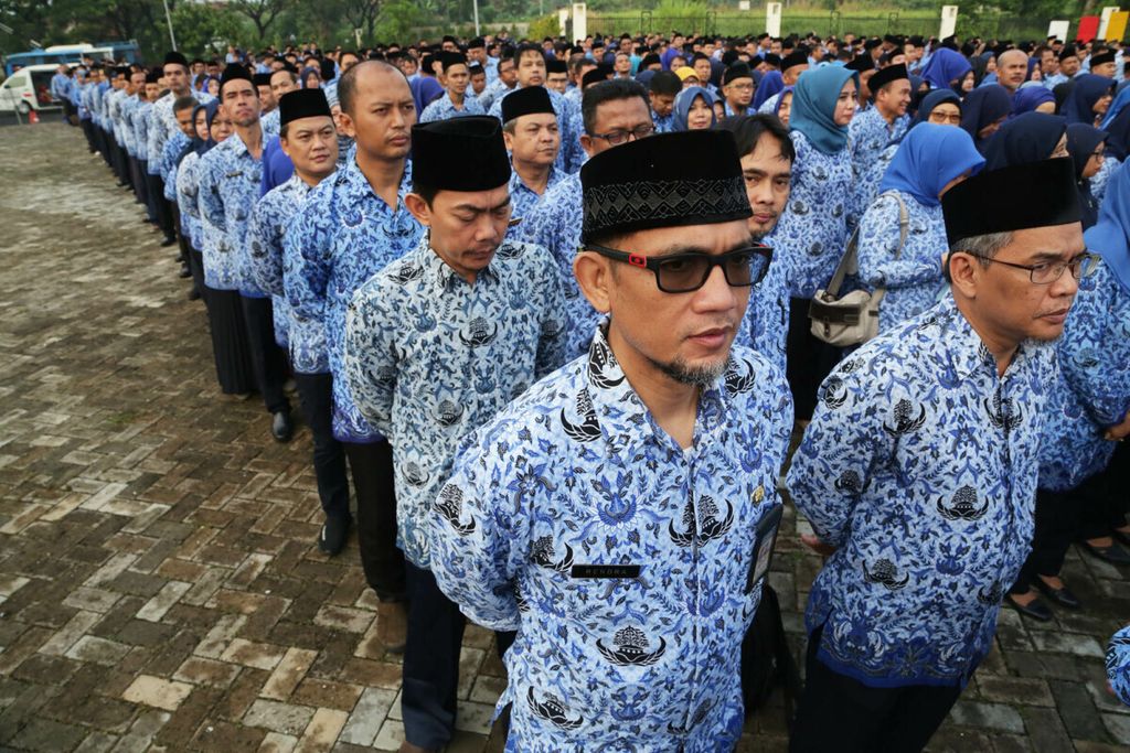 Para ASN mengikuti Upacara Hari Kesadaran Nasional di Serang, Banten, Senin (17/6/2019).