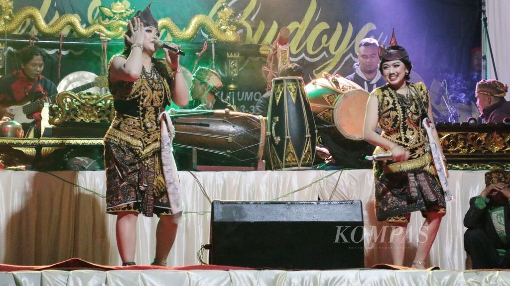 Erni (kiri) dan Elok (kanan), <i>waranggono</i> atau tandak atau penari tayub Tengger, saat tampil pada Senin (5/6/2023) di Desa Ngadas, Kecamatan Poncokusumo, Kabupaten Malang, Jawa Timur. 
