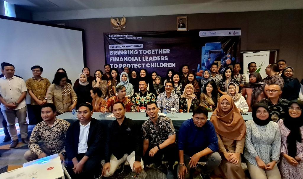 Peserta Pertemuan Multipihak “Bringing Together Financial Leaders to Protect Children”, di Jakarta, Senin (11/12/2023), yang diselenggarakan ECPAT Indonesia, berfoto bersama.