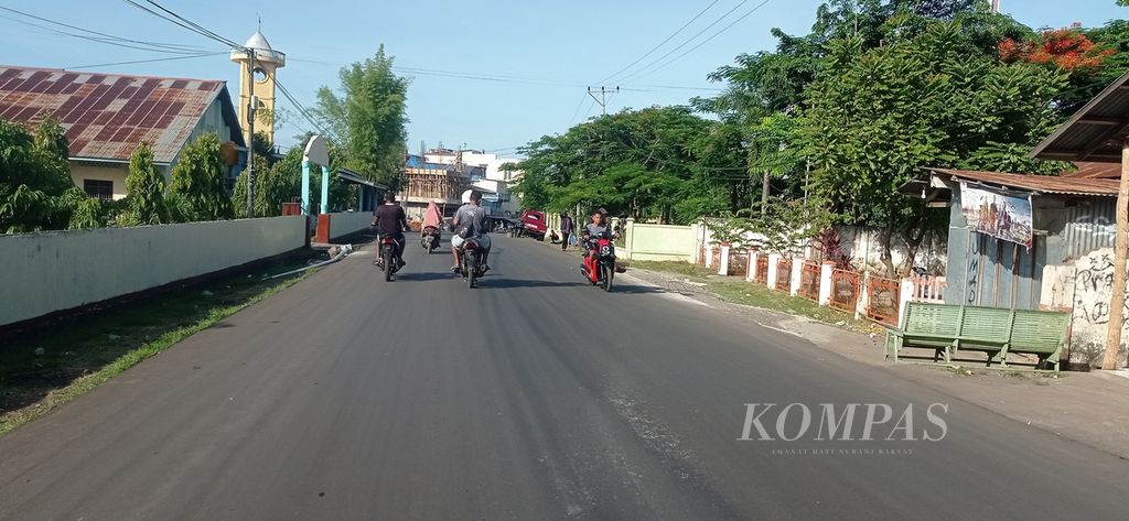 Jalanan mulus di Waiwerang, Pulau Adonara, Kabupaten Flores Timur, NTT, pada 26 Januari 2023. Proyek jalan itu di bawah tanggung jawab Pemerintah Provinsi NTT.