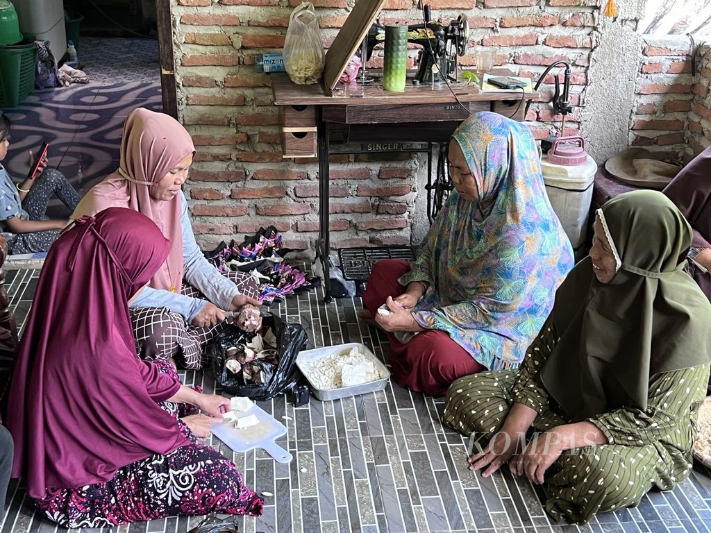 Komunitas adat Desa Kaluppini, Enrekang, Sulawesi Selatan, mengolah umbi-umbian untuk pengganti nasi, Sabtu (18/11/2023). Pangan alternatif adalah tradisi yang masih dirawat. 