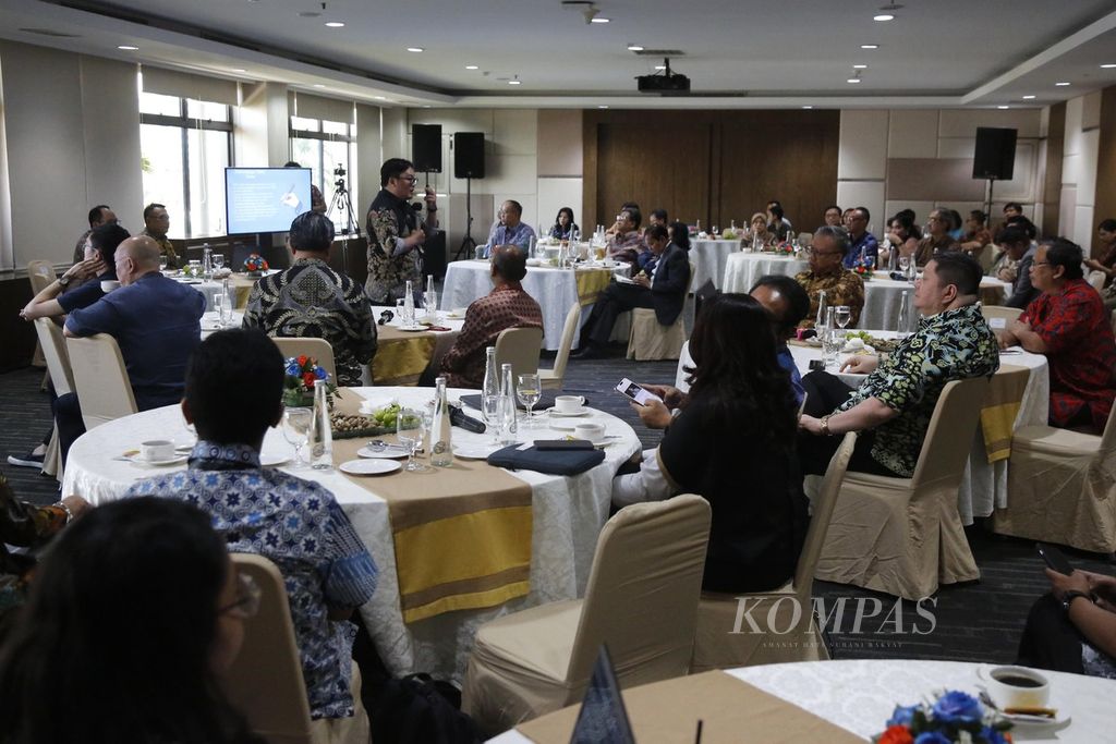 Suasana diskusi Afternoon Tea #15 Kompas Collaboration Forum (KCF), Jumat (29/9/2023), di Gedung Kompas Gramedia, Jakarta. Diskusi bertajuk "Peta Politik 2024" ini dihadiri sejumlah CEO dari berbagai perusahaan yang tergabung dalam KCF. 