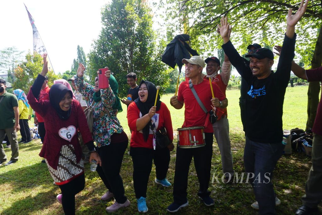 Para suporter bersorak-sorai mendukung para ibu perwakilan dari kecamatan-kecamatan di Kabupaten Banyumas dalam lomba gobak sodor di GOR Satria, Purwokerto, Banyumas, Jateng, Jumat (10/2/2023).