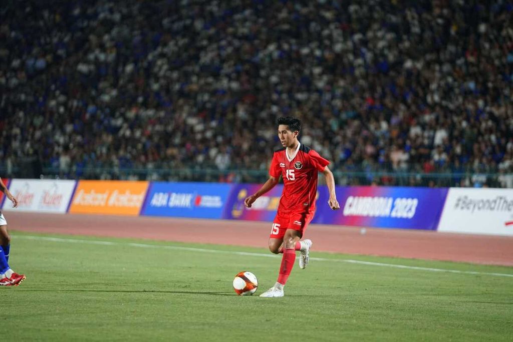 Pemain Indonesia, M Taufany Muslihuddin, menggiring bola ke pertahanan Kamboja pada laga penyisihan Grup A sepak bola putra SEA Games Kamboja 2023 di Phnom Penh, Kamboja, Rabu (10/5/2023). Skuad U-22 Indonesia menang, 2-1.