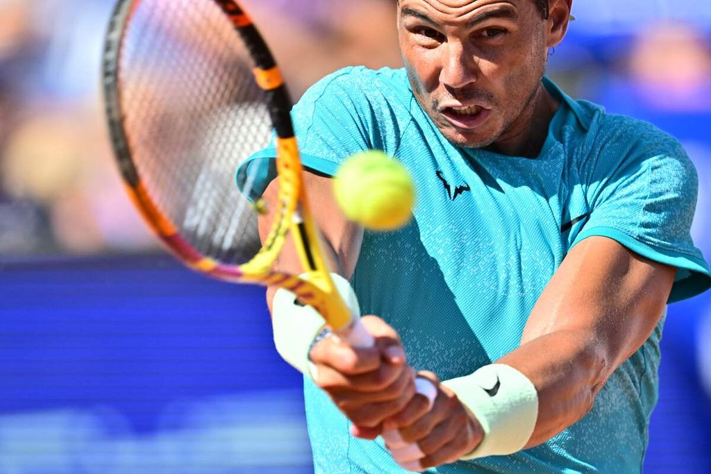 Petenis Spanyol, Rafael Nadal, memukul bola ke arah petenis Portugal, Nuno Borges, saat pertandingan final turnamen ATP 250 Bastad, Swedia, Minggu (21/7/2024). Nadal kalah dari Borges dengan skor 3-6, 2-6. 