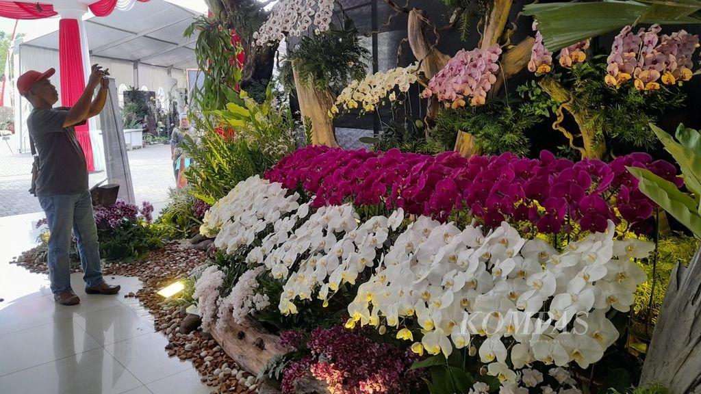 Pengunjung mengamati aneka anggrek dalam Batu International Orchids Show 2022 yang berlangsung 24 September-2 Oktober di Balai Kota Among Tani, Kota Batu, Jawa Timur, Jumat (30/9/2022).