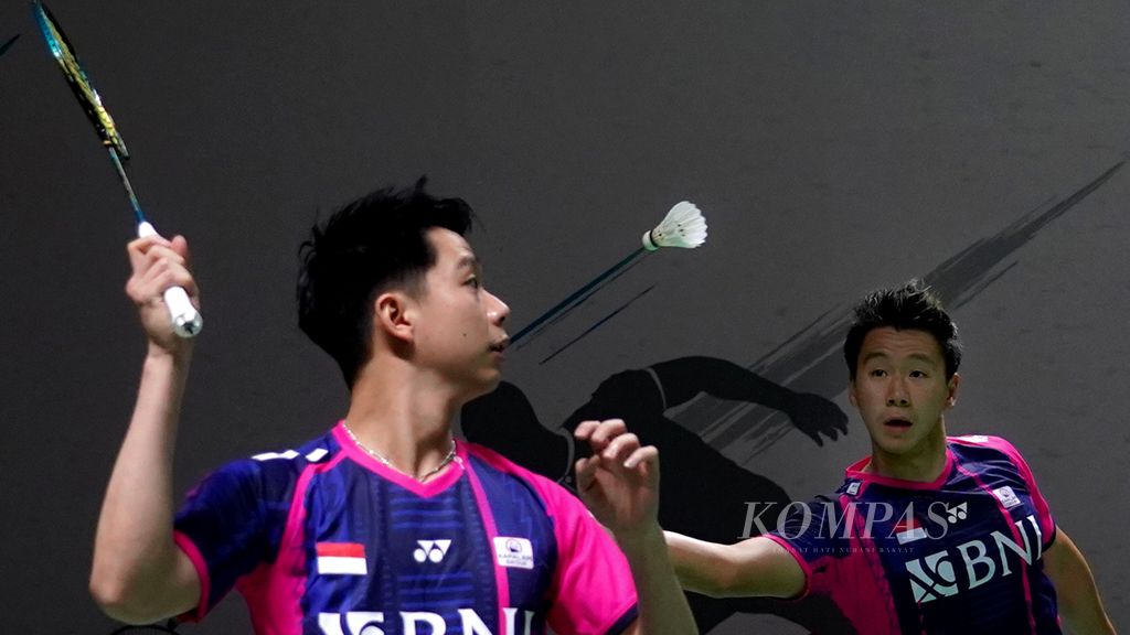 Aksi ganda putra Indonesia Kevin Sanjaya Sukamuljo dan Marcus Fernaldi Gideon di babak perempat final Daihatsu Indonesia Masters 2022 di Istora Gelora Bung Karno, Jakarta, Jumat (10/6/2022).  