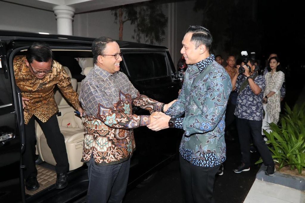 Ketua Umum Partai Demokrat Agus Harimurti Yudhoyono (kanan) berjabat tangan dengan bakal calon presiden yang diusung Partai Nasdem, Partai Demokrat, dan PKS, Anies Baswedan, saat peresmian Museum dan Galeri SBY-Ani di Pacitan, Jawa Timur, 17 Agustus 2023.