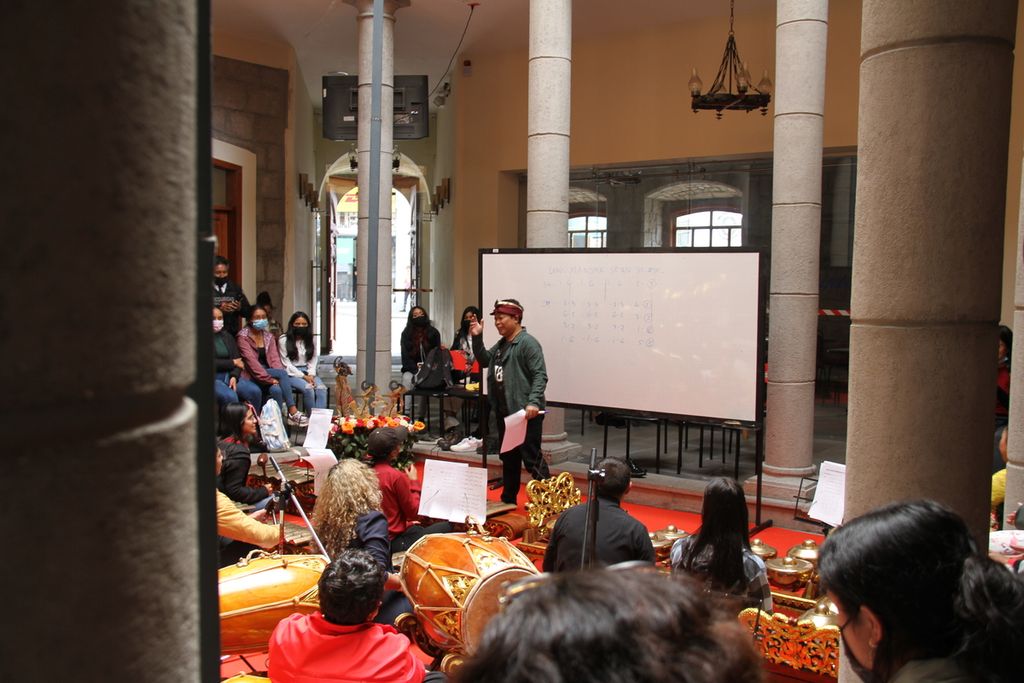 Mahasiswa Universidad Tecnica de Ambato, Ekuador dan warga sekitar mengikuti pelatihan gamelan di kampus itu 14 November 2022. Dalam Pekan Budaya Indonesia di universitas itu, KBRI Quito antara lain memperkenalkan gamelan dan tarian Indonesia kepada mahasiswa dan pemuda Ekuador.