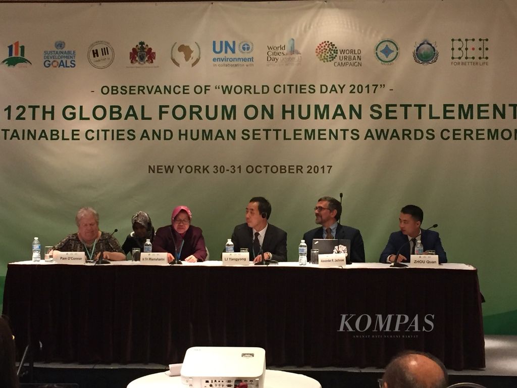 Wali Kota Surabaya Tri Rismaharini sedang memaparkan perkembangan ruang hijau serta upaya menghijaukan Kota Surabaya pada The 12th Global Forum on Human Settlements (GFHS) & Sustainable Cities and Human Settlements Awards (SCAHSA) Ceremony yang digelar di gedung markas PBB di New York, Amerika Serikat, Selasa (31/11/2017).