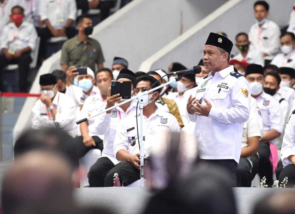Ketua Umum DPP Asosiasi Pemerintah Desa Seluruh Indonesia (Apdesi) Surta Wijaya memberikan sambutan dalam pembukaan Silaturahmi Nasional Apdesi 2022, Selasa (29/3/2022) di Istora Senayan, Jakarta.