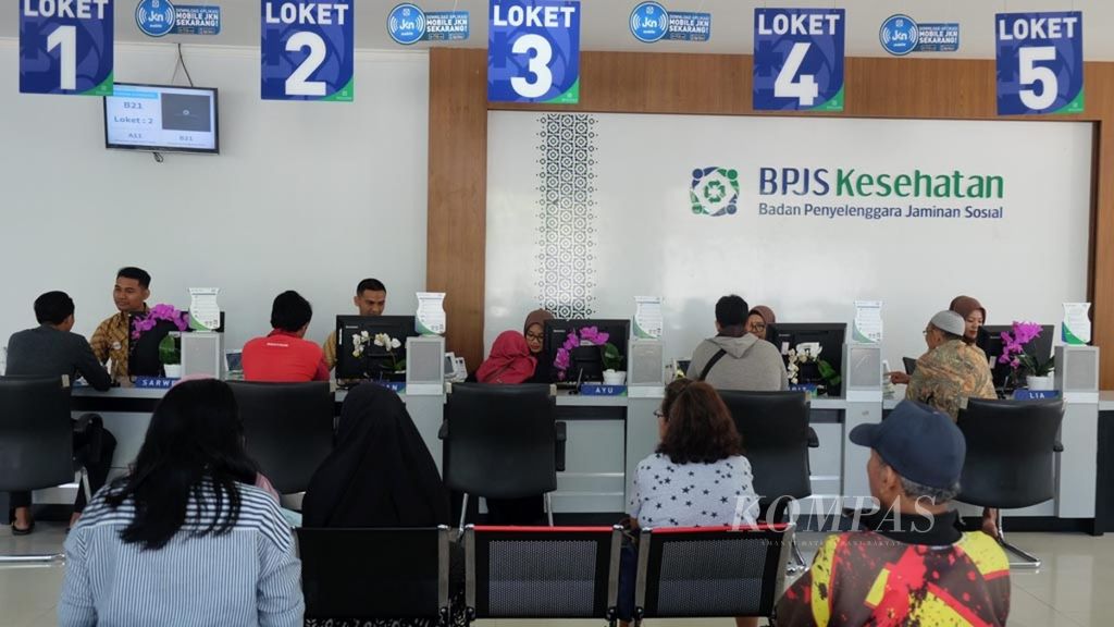 Suasana pelayanan di Kantor Badan Penyelenggara Jaminan Sosial (BPJS) Cabang Kota Mataram, Nusa Tenggara Barat, Selasa (12/11/2019). Hingga September 2019, cakupan kesehatan semesta atau Universal Health Coverage (UHC) Kota Mataram adalah 87,5 persen. 
