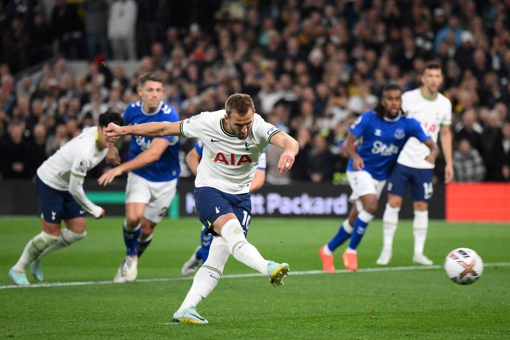Penyerang Tottenham Hotspur Harry Kane mengeksekusi tendangan penalti dalam pertandingan Liga Inggris antara Tottenham Hotspur dan Everton di Stadion Tottenham Hotspur, London, Minggu (16/10/2022). Spurs mengalahkan Everton, 2-0. 